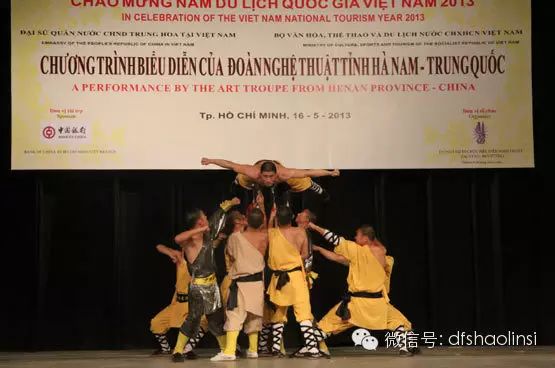 少林禅拳文化表演团在表演硬气功铁布衫