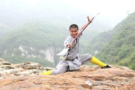 少林延鲁武术学校禅拳文化表演团表演十八般兵器