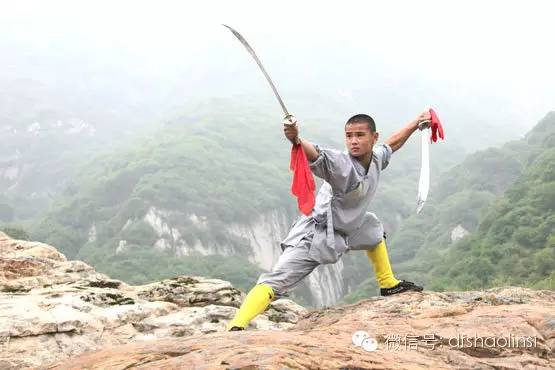 少林延鲁武术学校禅拳文化表演团表演十八般兵器之双刀