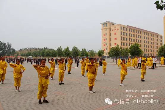 少林延鲁武术学校学员在校园练功