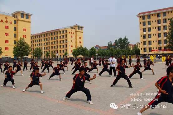 少林延鲁武术学校学员在教练指导下练习功夫