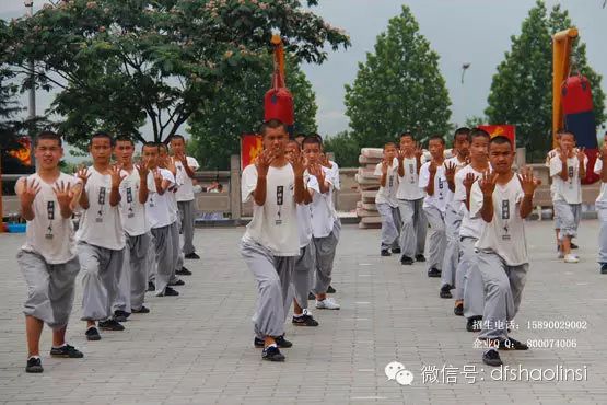 少林延鲁武术学校学员在认真练功