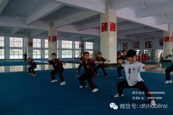 少林延鲁武术学校学员在培训基地禅武堂练习基本功