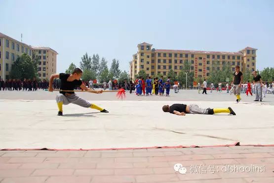 少林延鲁武术学校学员在练功