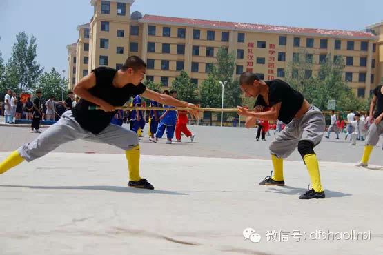 少林延鲁武术学校学员在练功