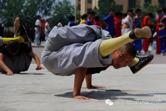 少林延鲁武术学校学员在练功