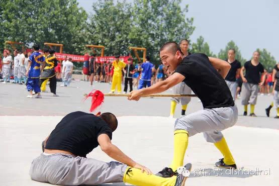 少林延鲁武术学校学员在练功