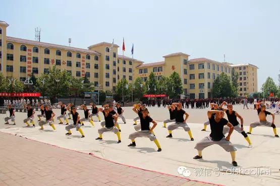 少林延鲁武术学校教育集团学员在练功