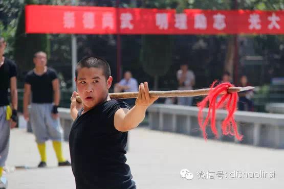 少林延鲁武术学校学员在练功