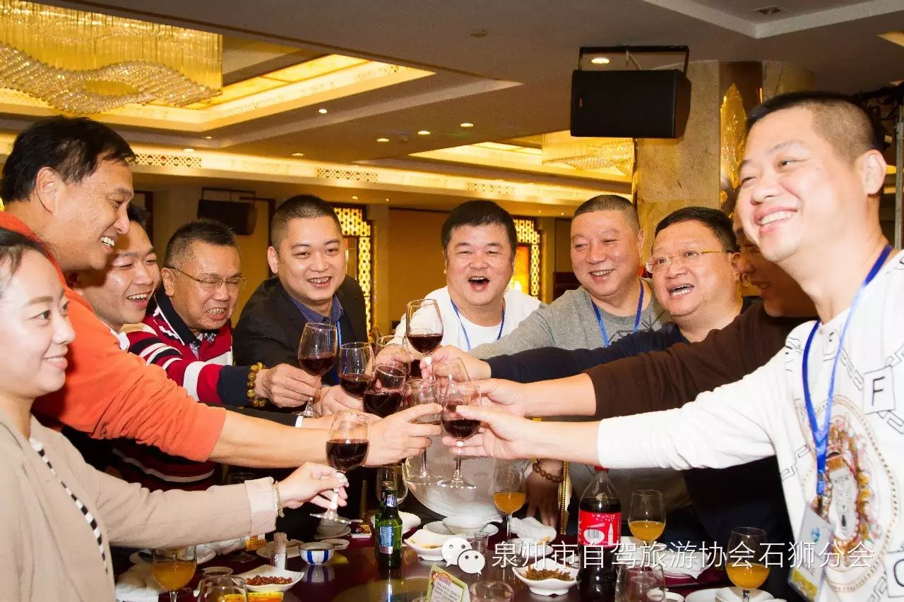 所有的领导,嘉宾,全体会员举杯同庆