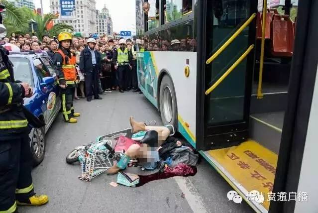 17,江苏骑车女子被出租车开门撞倒 头部遭公交碾压