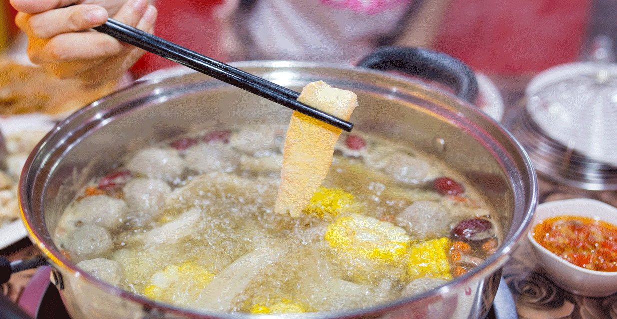 岗顶有间汕头牛肉火锅,掷骰子可以打折免单,骨灰级牛肉控必涮之处!