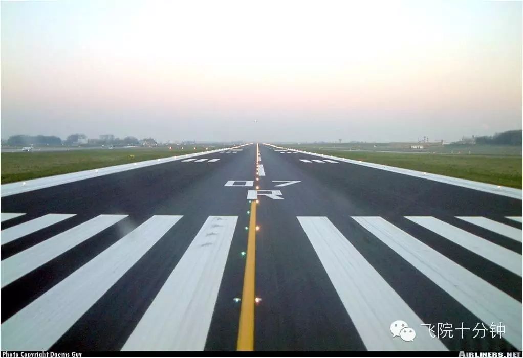 2,跑道入口标志跑道入口标志涂漆在跑道入口处,从进近方向看在跑道