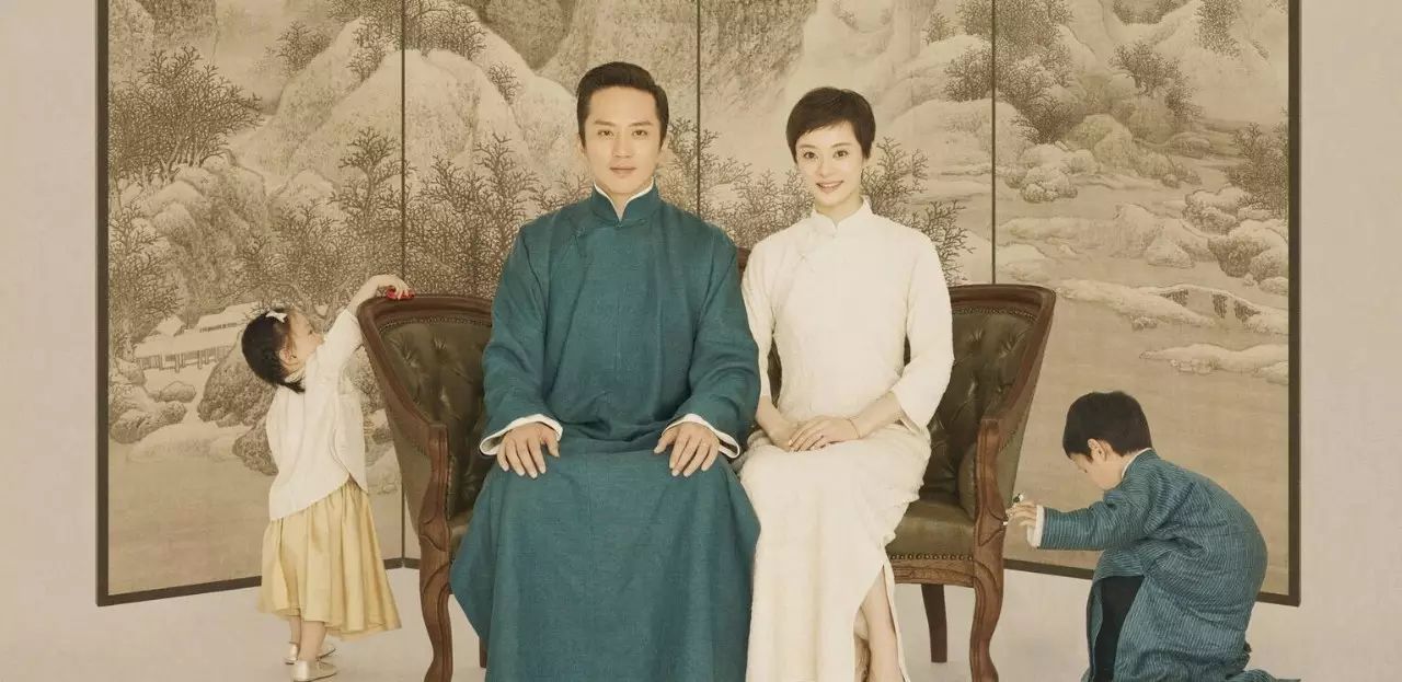 照片中四个人都穿着民国风格的服装,端坐在山水清秀的屏风前.