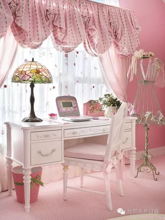 北京总部旗舰店-书桌台摆放图