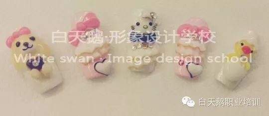 白天鵝首批國際美甲深造班畢業(yè)啦！