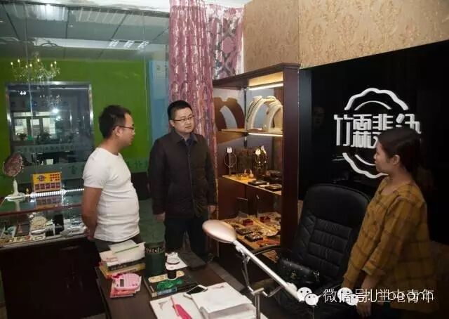 呼伦贝尔市团委副书记张磊深入扎兰屯市青年创业孵化园调...
