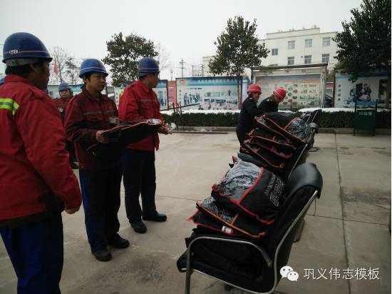 伟志钢模板冬日送暖情