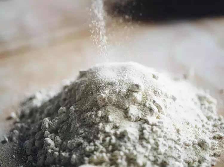 step1将白面粉与意面专用的粗粒硬质小麦粉semolina混合.