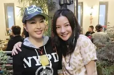 62岁刘晓庆和40岁赵薇同框,满屏尽是尴尬和年轻!