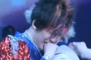 花儿乐队2009年告别演出惊现许巍李健,大张伟哭着唱完全...