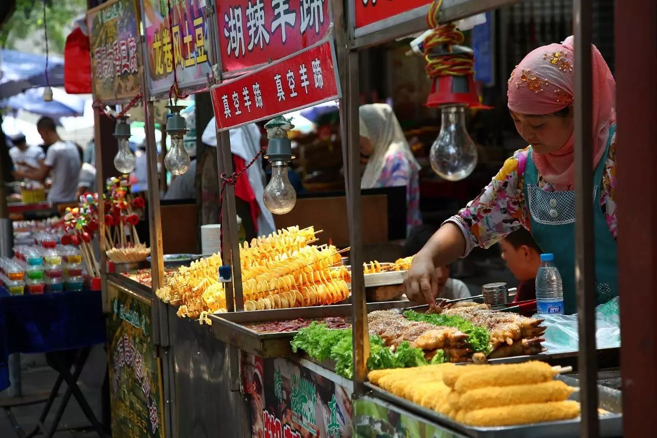 簋街是对东直门内餐饮一条街的称呼,不到1km长的街上,一连串的餐馆