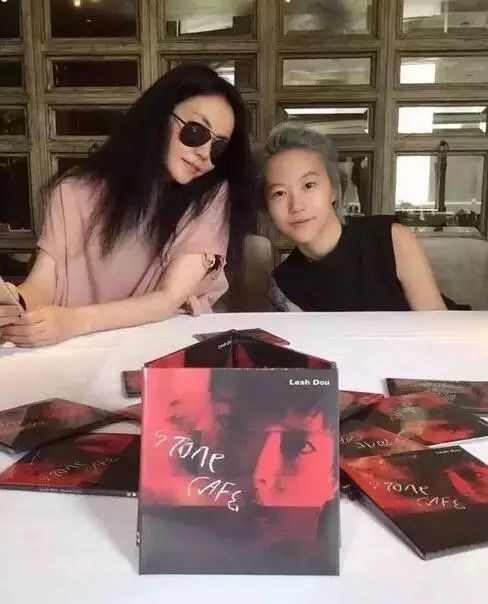 王菲爱女窦靖童恋上angelababy服装设计师?