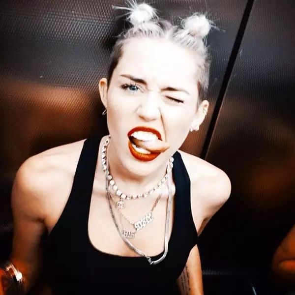 Miley Cyrus  从小清新到重口味,换回男票的坏女孩又变回...