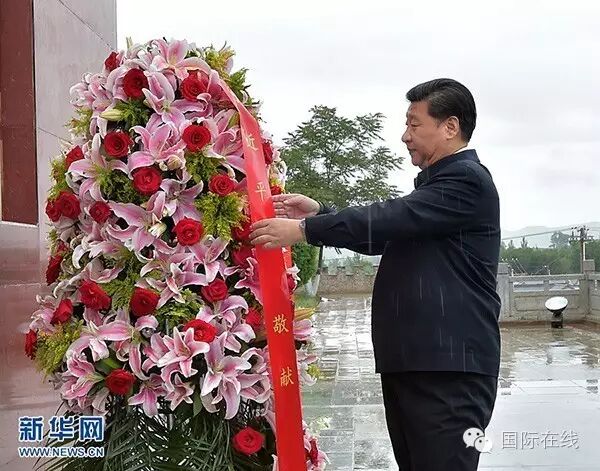 这是7月18日上午，习近平在固原市西吉县将台堡向红军长征会师纪念碑敬献花篮。新华社记者李涛摄