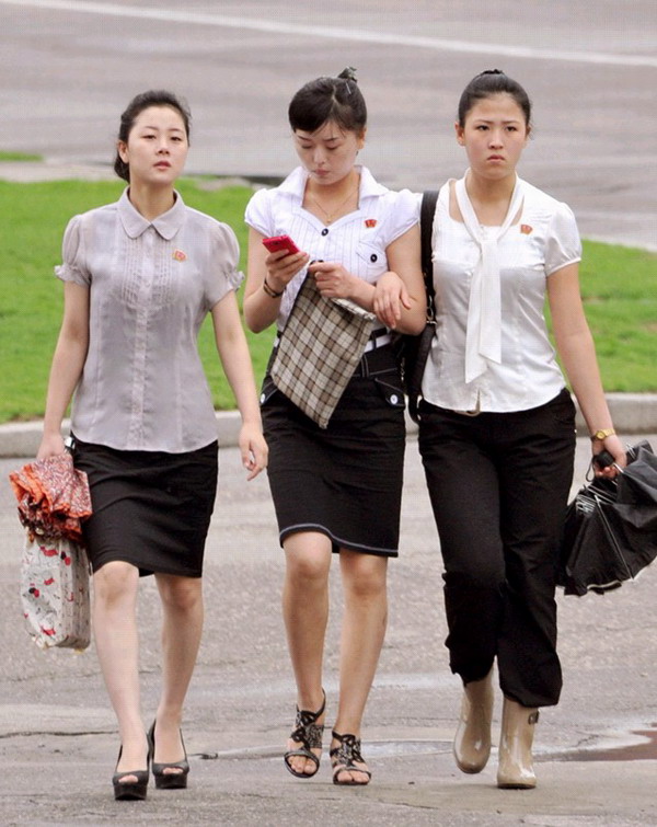 几名朝鲜女子走在平壤街头,照片摄于6月.