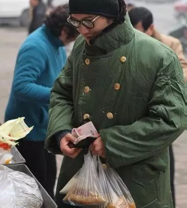 这竟然是黄晓明!穿军大衣青岛街头买油条 还自嘲为...