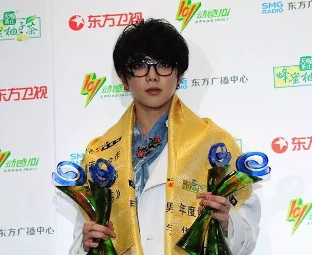 华晨宇潮范儿夺四奖 淡定回应与邓紫棋恋情