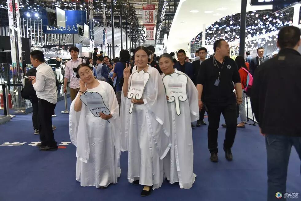 周星驰御用大妈携猛男逛展 3黑人兄弟抢镜