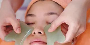 女人经常刮痧，原来有这么多的好处！