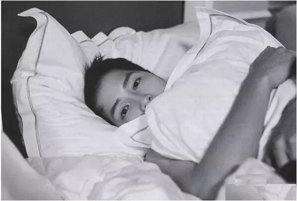 宋仲基纯白床照超撩人 迷妹们请慢慢舔屏!