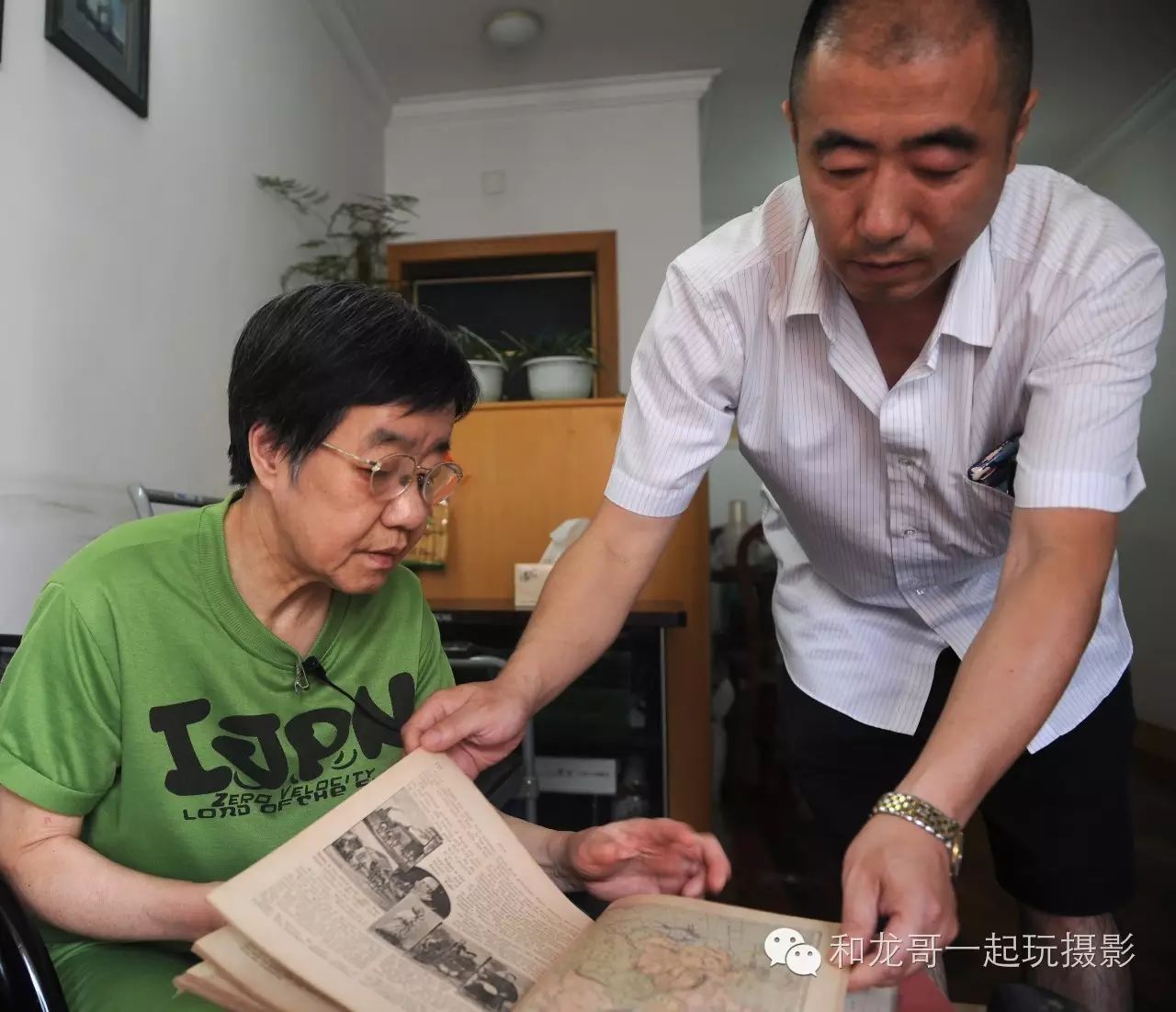 印刷精美畫冊(cè)|寧波退休老師收藏的2本“百年”圖冊(cè)，為何驚動(dòng)中央高層？