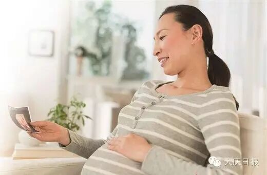 每日新闻 镇政府打下148张白条,饭店老板吃穷变农民;儿媳刚怀孕45岁婆婆欲生二胎;检察官与女同学开房,调查称“和衣而睡”-怀孕期