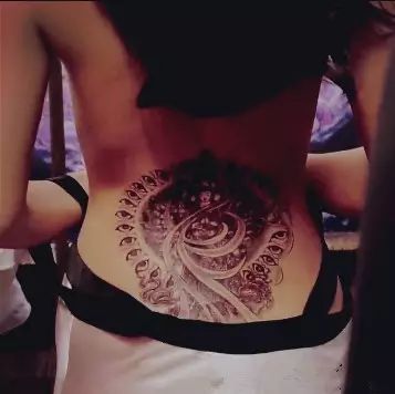 孙艺珍秀勾魂美背