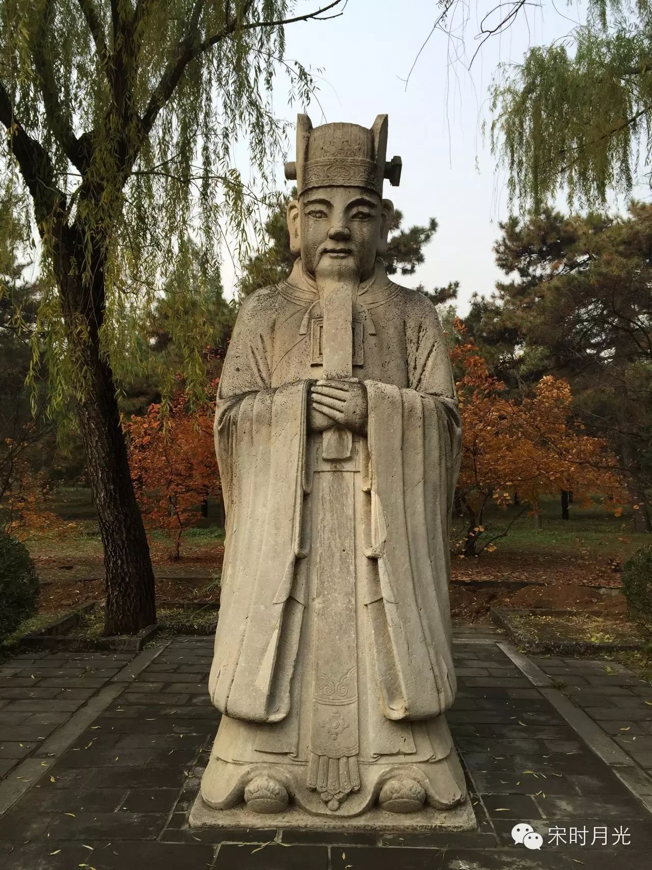 关于石人,古代称"翁仲",相传秦朝有为大将叫阮翁仲,因驻守边境防范
