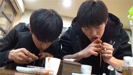 “史上最重口” 明星活吞章鱼 钟汉良被章鱼吸住脸 难以下...