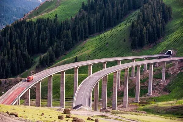 新疆最美的8条公路，震惊卡车司机，太美了！