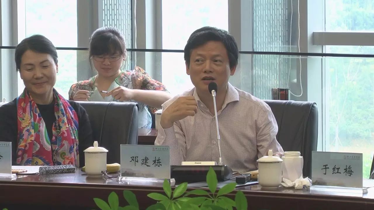 二胡界都有责任为二胡的事业做出贡献,邓建栋老师提出三点希望,"立足