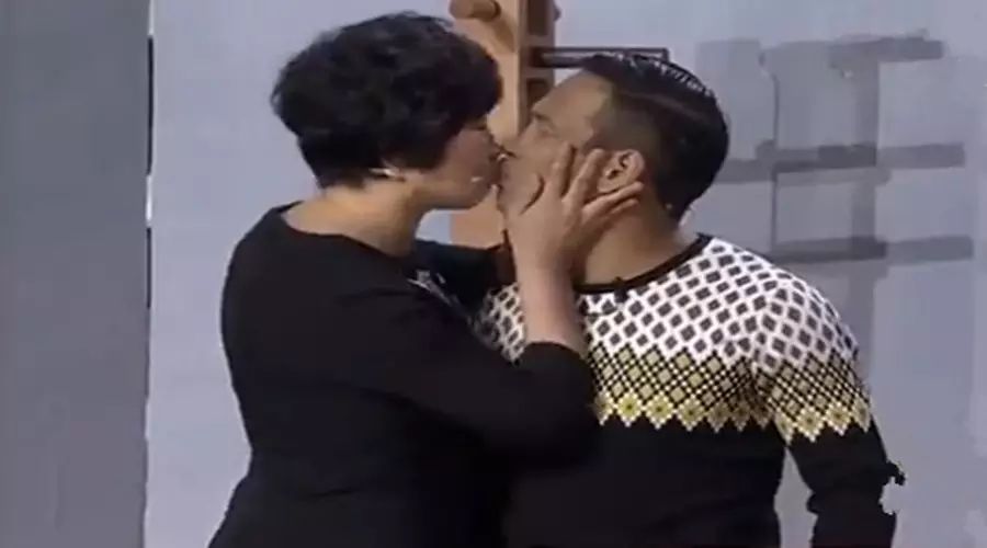 宋小宝背着媳妇和别人亲上了,大过年的也是豁出去了!
