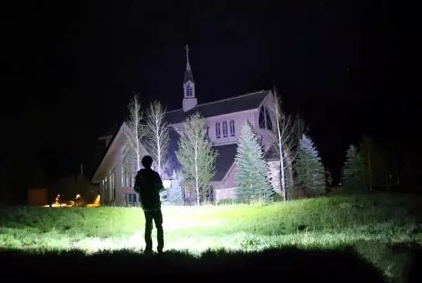 号称世界最亮！牛人自制90000流明超级LED手电筒