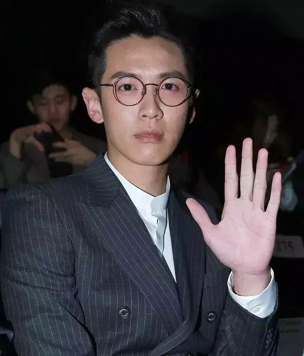 柯震东时隔一年半首亮相气色佳