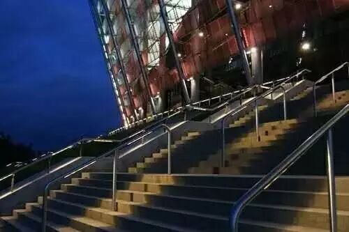 灯光说：国足昨晚2-0战胜卡塔尔队，我也见证了