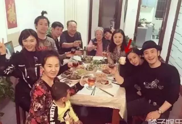 ...怀孕不是重点,重点是她跟黄晓明看电影还带着井柏然...