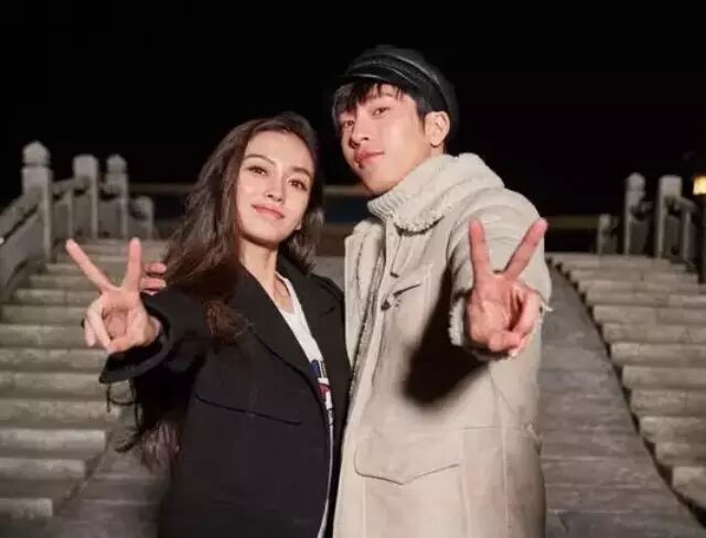 影版《微微》井柏然杀青,带着大黑眼圈还和baby玩的不亦...