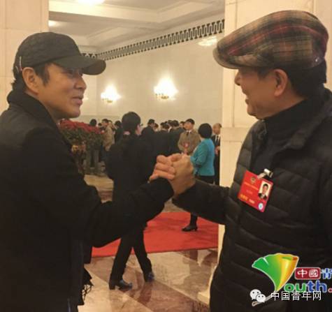 政协闭幕会:陈道明濮存昕俩人“掰腕”打招呼