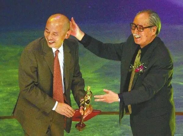 他是最强星二代,不坐飞机的戛纳影帝,谢霆锋一辈子追赶...